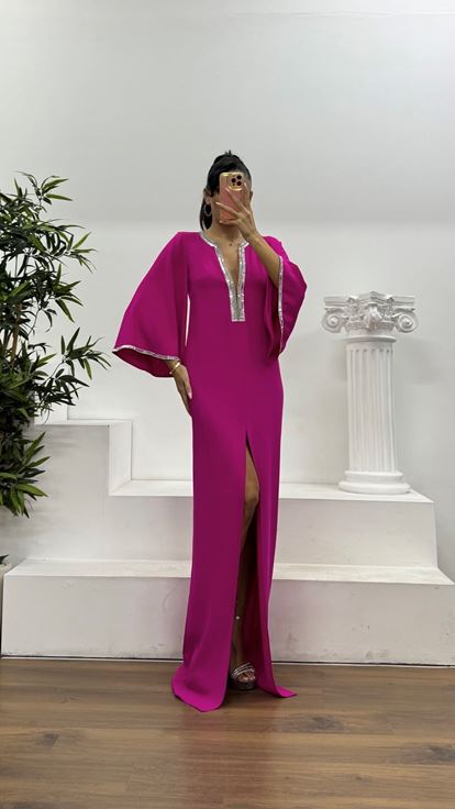Fuchsiafarbenes Abendkleid im Kaftan-Schnitt mit V-Ausschnitt und Strassbesatz, besonderes Design